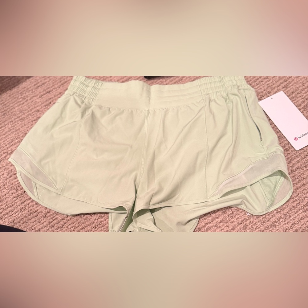 NWT Lululemon Hotty Hot High Rise Shorts 2.5” Lined Lemongrass Green Size 14